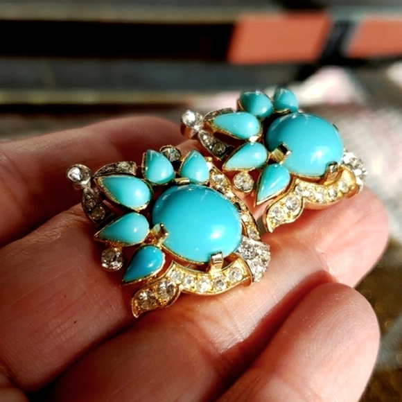 Authentic Vintage Trifari Jewels of India Rhinestone Aqua Cabochon Clip Earrings - Picture 4 of 13